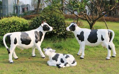 農(nóng)場(chǎng)玻璃鋼仿真動(dòng)物牛雕塑