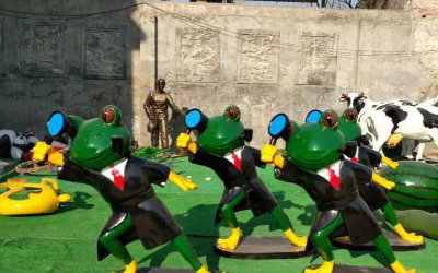 公園景區(qū)玻璃鋼卡通創(chuàng)意青蛙雕塑