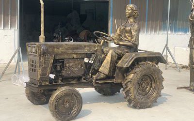 開拖拉機(jī)的玻璃鋼仿銅農(nóng)耕人物雕塑