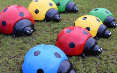 公園里擺放的一群玻璃鋼彩繪七星瓢蟲(chóng)雕塑