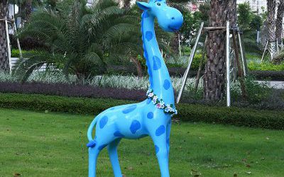 玻璃鋼彩繪創(chuàng)意帶花環(huán)的長頸鹿雕塑