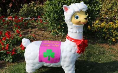 商場美陳裝飾品玻璃鋼卡通羊駝雕塑