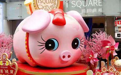 商場門口大號粉色呆萌玻璃鋼卡通豬雕塑