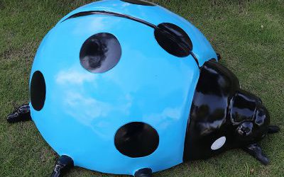 戶外草坪上擺放的大號(hào)藍(lán)色的玻璃鋼卡通七星瓢蟲(chóng)雕塑