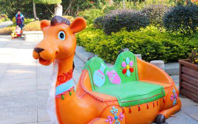 玻璃鋼卡通駱駝座椅雕塑戶(hù)外幼兒園美陳裝飾擺件