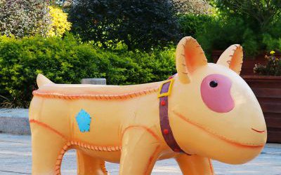 景區(qū)花園戶外玻璃鋼卡通淺黃狗座椅雕塑