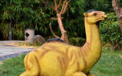 玻璃鋼仿真動(dòng)物景觀戶外園林一只窩著的駱駝雕塑