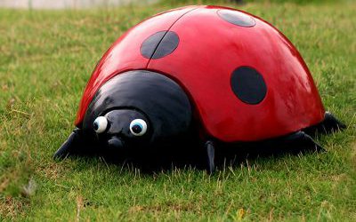 公園里擺放的紅色大眼睛的玻璃鋼卡通七星瓢蟲(chóng)雕塑
