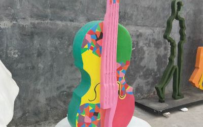 幼兒園游樂(lè)場(chǎng)裝飾擺件玻璃鋼彩繪大提琴雕塑