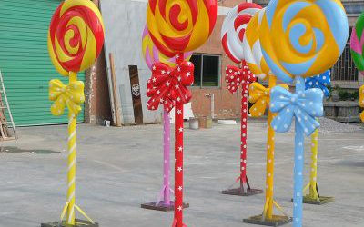 公園大型蝴蝶結(jié)玻璃鋼彩繪棒棒糖雕塑