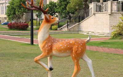 戶(hù)外草坪玻璃鋼仿真扭頭的梅花鹿雕塑