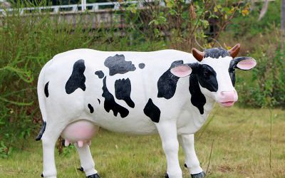 農(nóng)場(chǎng)戶外草坪玻璃鋼仿真奶牛雕塑