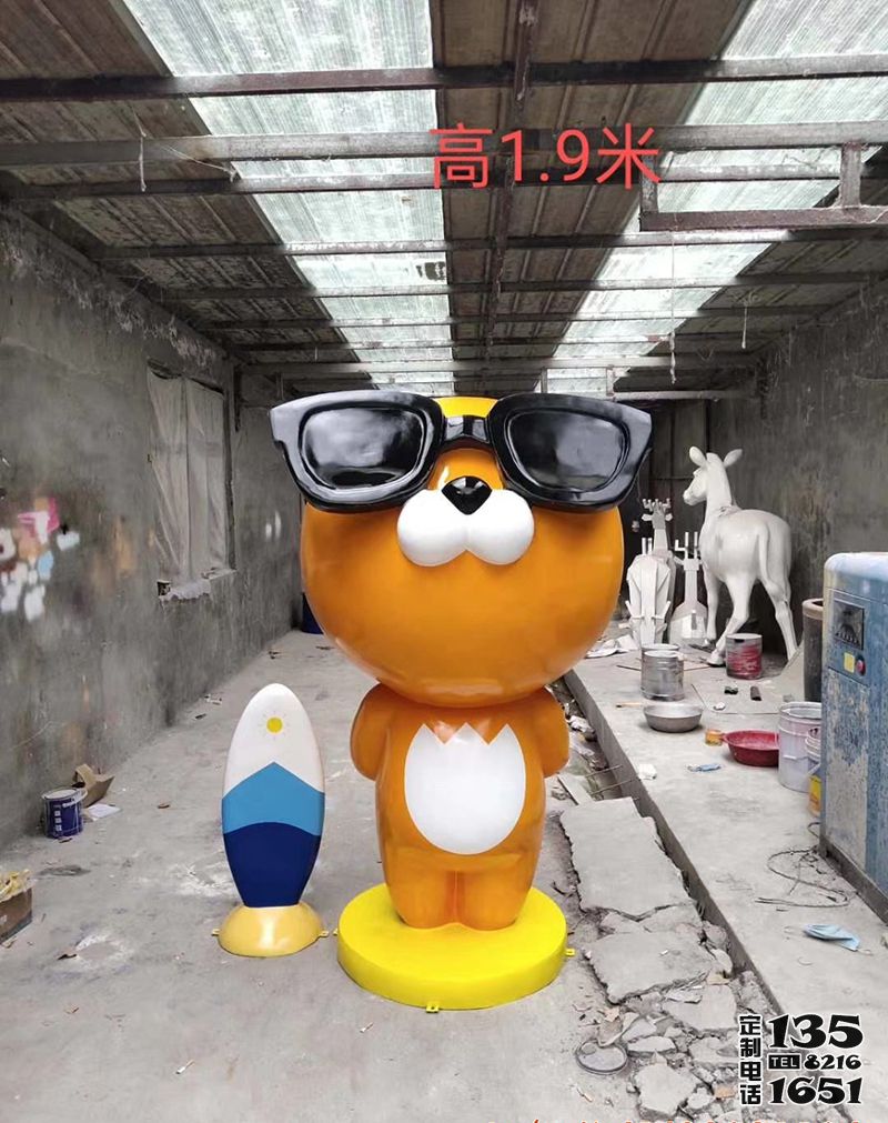 商場(chǎng)卡通樂(lè)園戴墨鏡彩繪玻璃鋼貓公仔雕塑