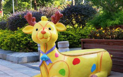 公園景區(qū)玻璃鋼卡通梅花鹿雕塑