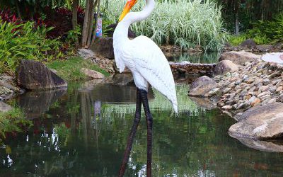 玻璃鋼仿真創(chuàng)意站在池塘邊上的大長腿仙鶴雕塑