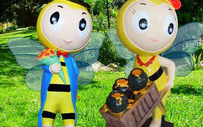 廣場(chǎng)公園彩繪推車(chē)拿花玻璃鋼蜜蜂雕塑