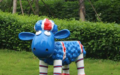 廣場(chǎng)卡通肖恩羊玻璃鋼園林景觀裝飾品座椅雕塑