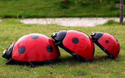 草坪大型仿真昆蟲(chóng)玻璃鋼七星瓢蟲(chóng)雕塑