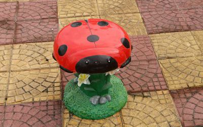 卡通甲殼蟲座椅園林景區(qū)裝飾品玻璃鋼雕塑