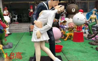 情侶主題公園景區(qū)玻璃鋼卡通親吻人物雕塑