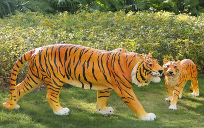 公園草坪玻璃鋼大型仿真彩繪老虎雕塑