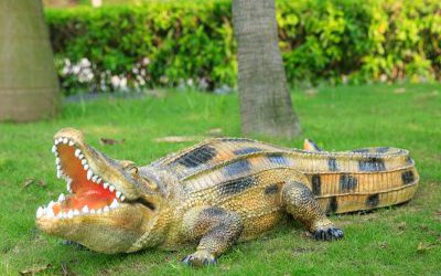 公園草地擺放的張嘴的玻璃鋼仿真彩繪鱷魚雕塑