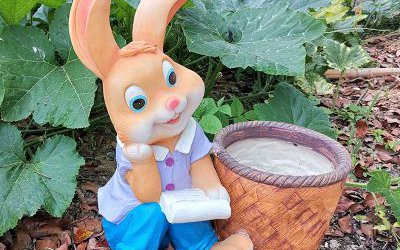 商場(chǎng)創(chuàng)意玻璃鋼卡通兔子雕塑