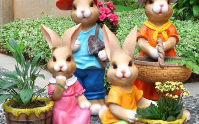 花園景區(qū)玻璃鋼彩繪卡通勞動(dòng)兔子雕塑