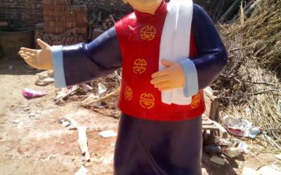 步行街商店門(mén)口擺放玻璃鋼彩繪卡通人物店小二雕塑