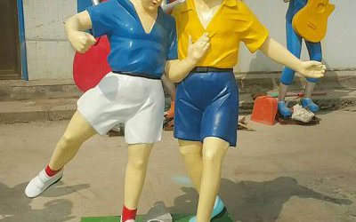 兒童學(xué)校擺放彩繪玻璃鋼卡通踢球人物雕塑