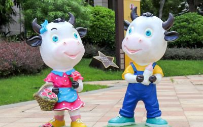 電影院商場一對(duì)卡通玻璃鋼彩繪牛雕塑