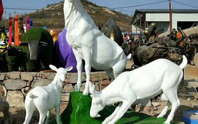 戶外草坪玻璃鋼仿真動(dòng)物三羊開泰雕塑