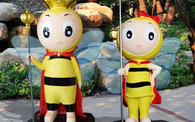 游樂場擺放卡通國王衛(wèi)士玻璃鋼蜜蜂雕塑