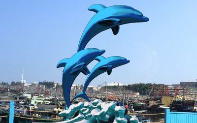 廣場(chǎng)大型玻璃鋼沖浪飛天海豚景觀雕塑