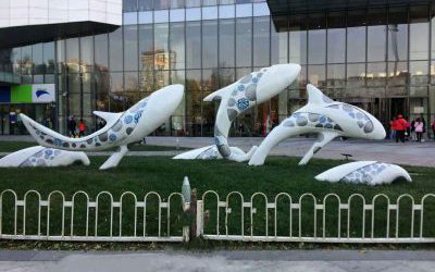商場(chǎng)門口玻璃鋼彩繪鯨魚景觀雕塑