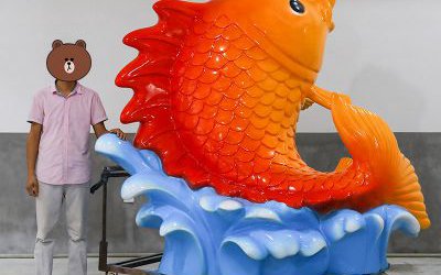 戶外景區(qū)玻璃鋼沖浪鯉魚招財(cái)景觀雕塑