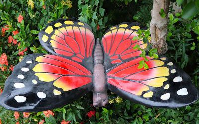 玻璃鋼彩繪海邊創(chuàng)意蝴蝶雕塑