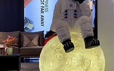 玻璃鋼發(fā)光球宇航員雕塑