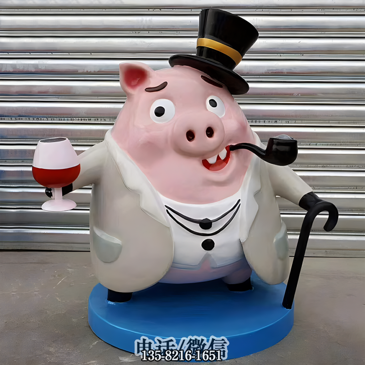頭戴禮帽手拄拐棍、叼著煙斗拿著紅酒的卡通豬雕塑